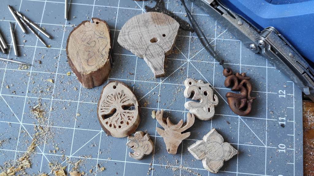 Sculptures en bois en cours d'élaboration.